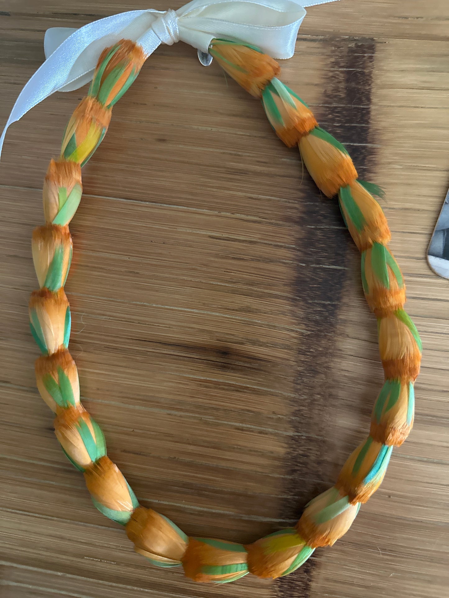 Lei hulu Lokelani (rose lei)