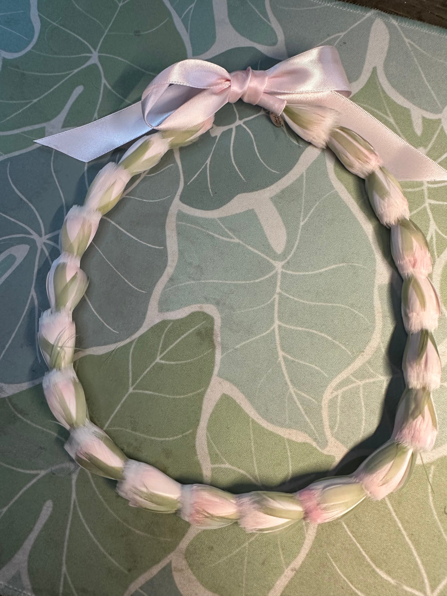 Lei hulu Lokelani (rose lei)