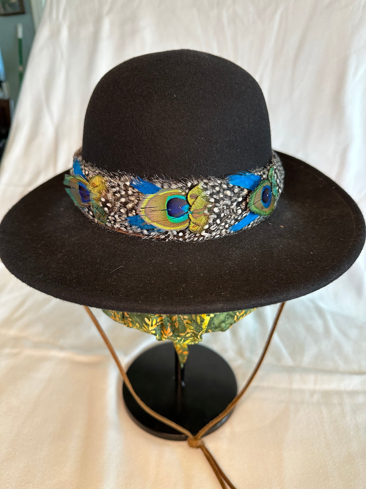 Guinea Hen w/Peacock Humu Papale (feather hatband)