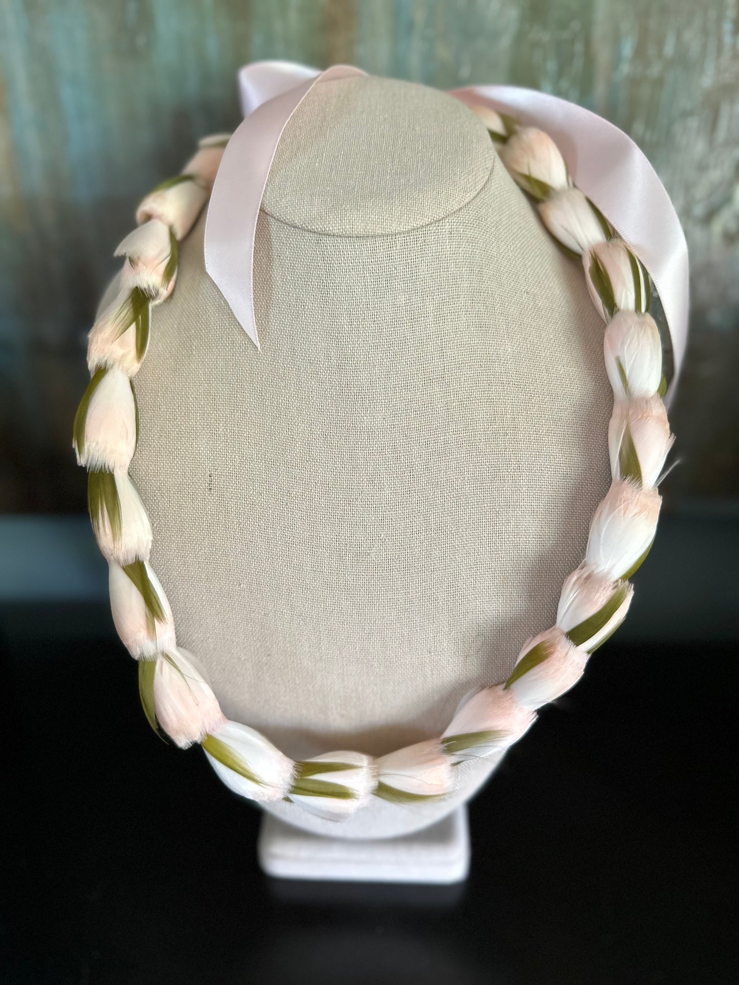 Lei hulu Lokelani (rose lei)