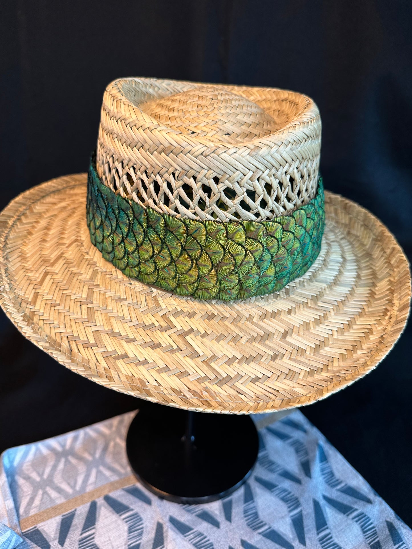 23-1/2" Gold Pennies Peacock Humu Papale (feather hat band)