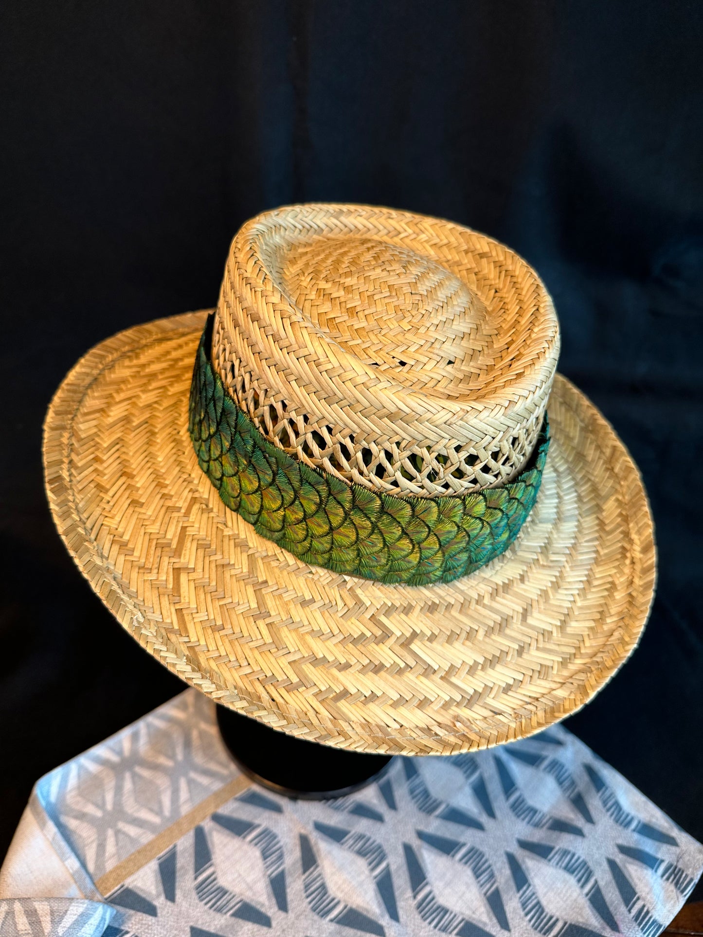 23-1/2" Gold Pennies Peacock Humu Papale (feather hat band)