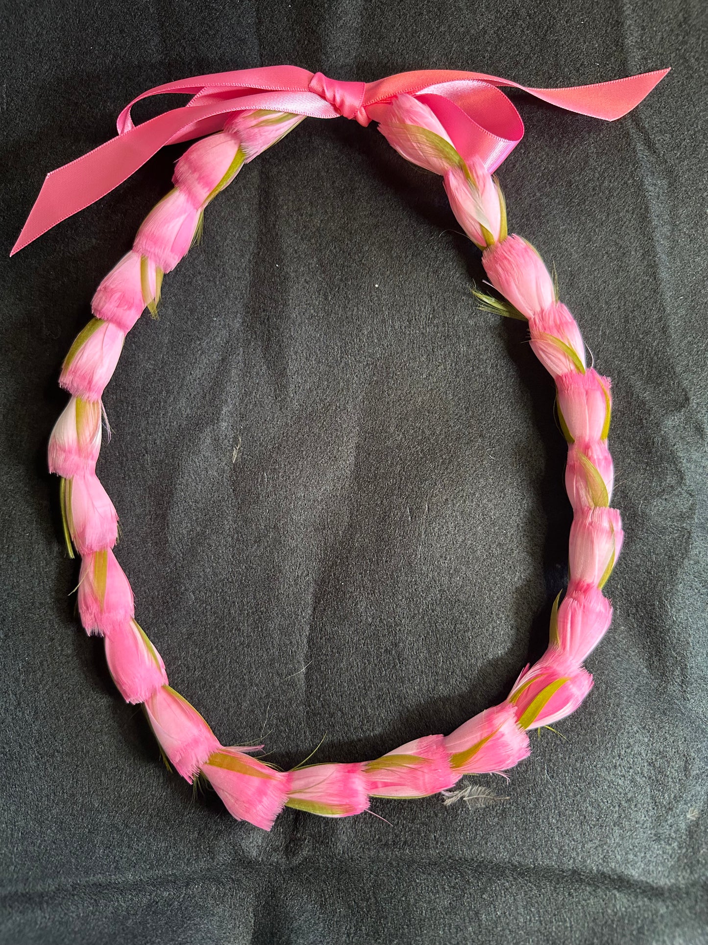 Lei hulu Lokelani (rose lei)