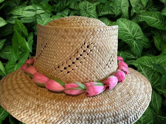 Lei hulu Lokelani (rose lei)