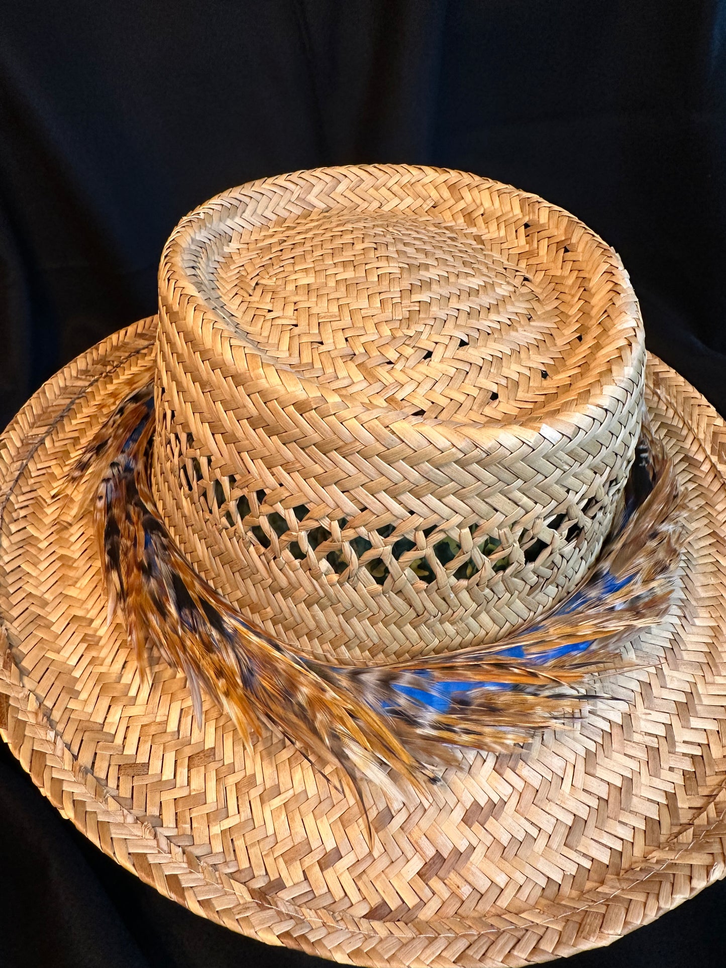 24" Asymmetric Peacock blue colored goose coquille with red chinchilla rooster hackle lei hulu (feather lei)