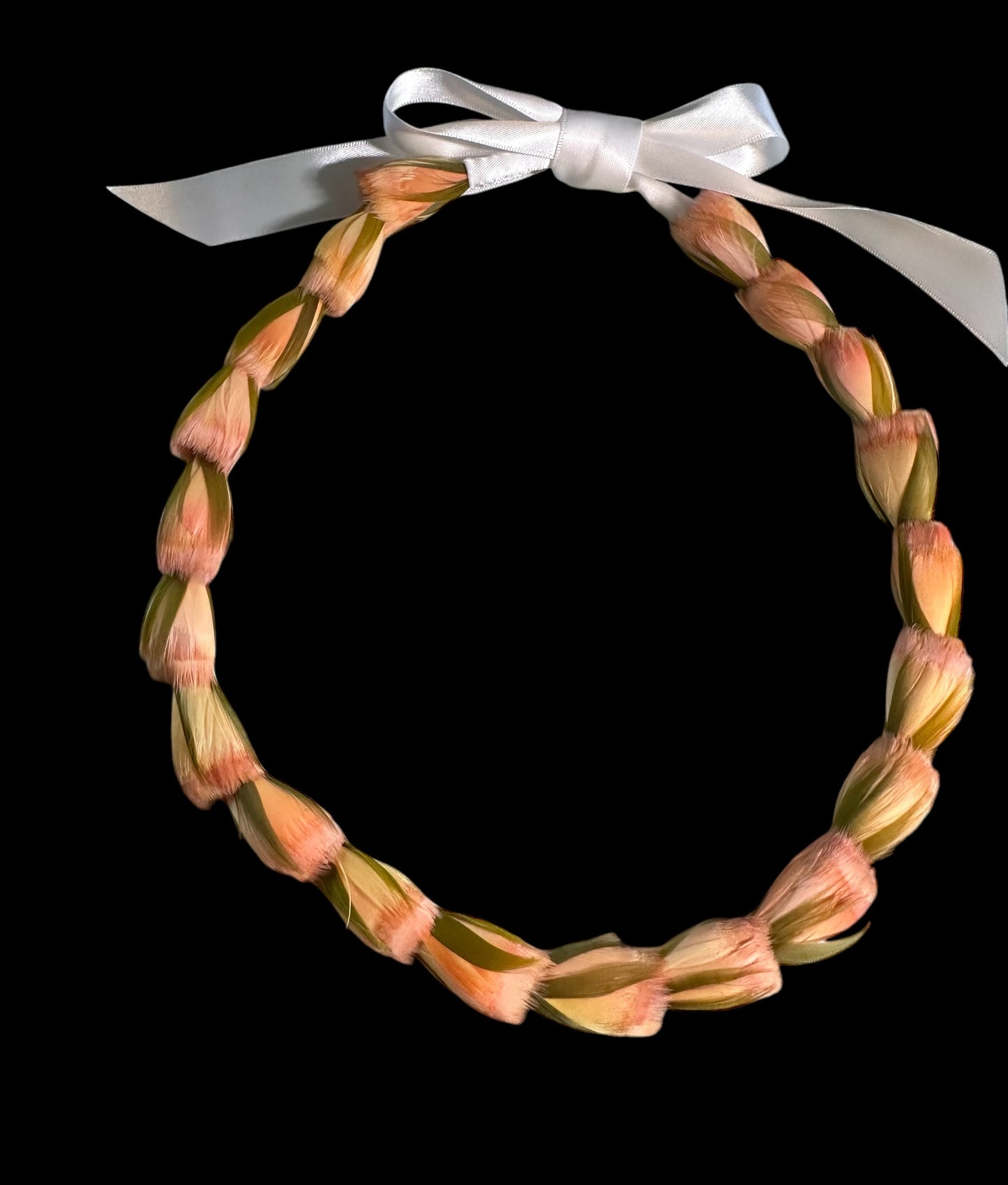 Lei hulu Lokelani (rose lei)