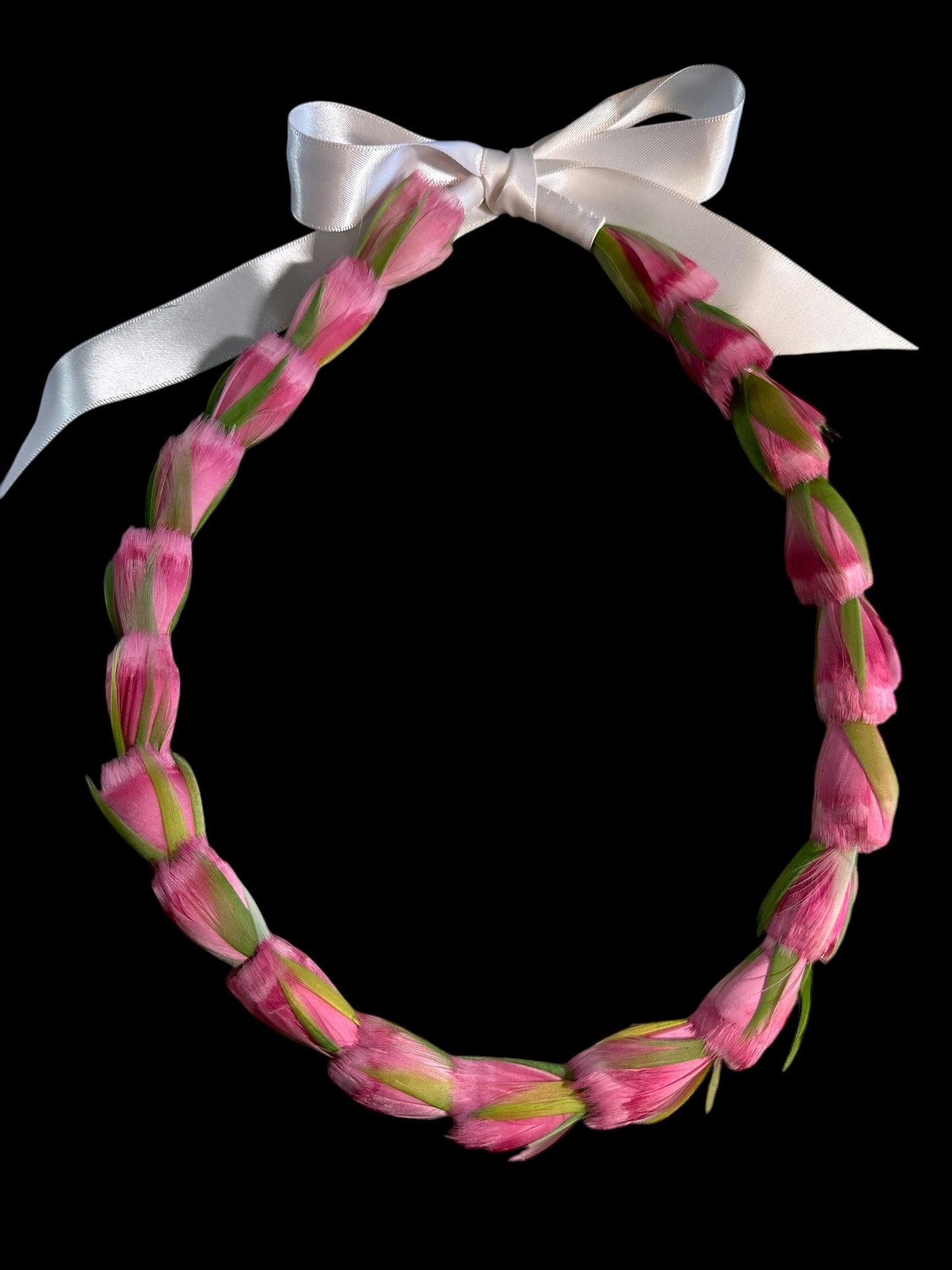 Lei hulu Lokelani (rose lei)