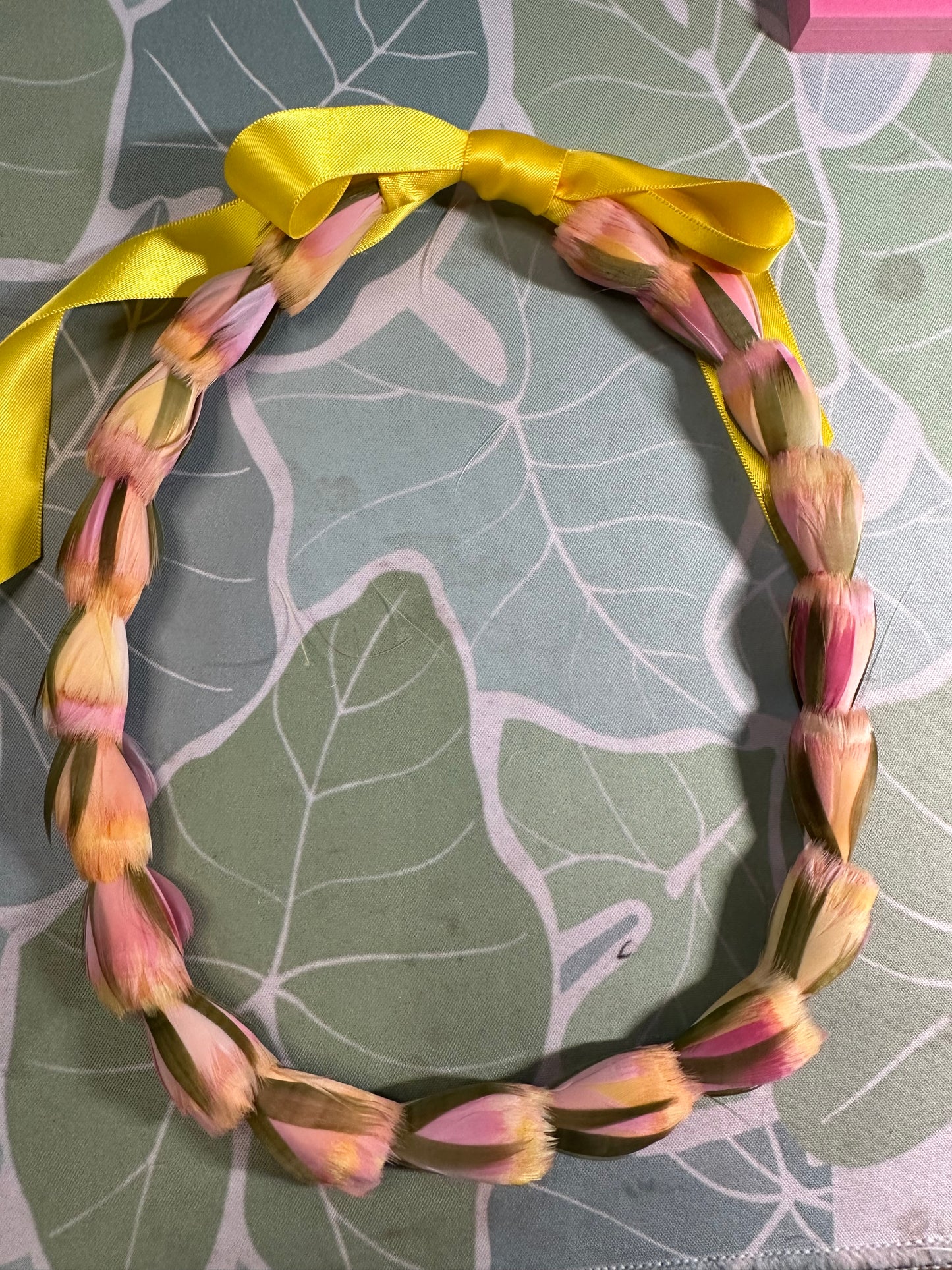 Lei hulu Lokelani (rose lei)