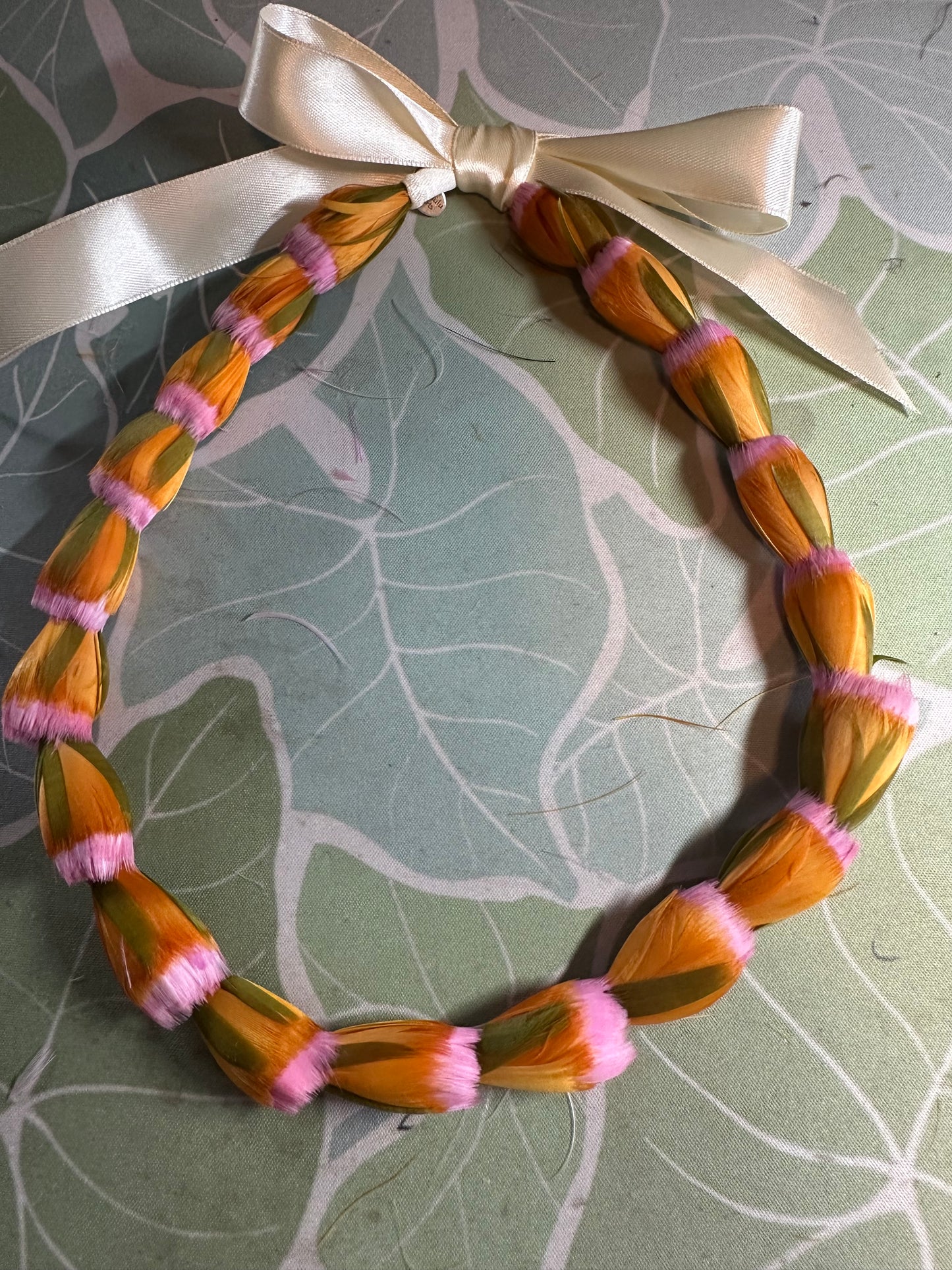 Lei hulu Lokelani (rose lei)