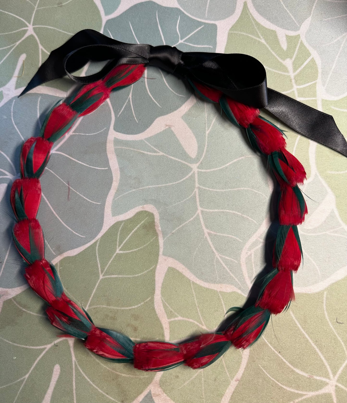 Lei hulu Lokelani (rose lei)