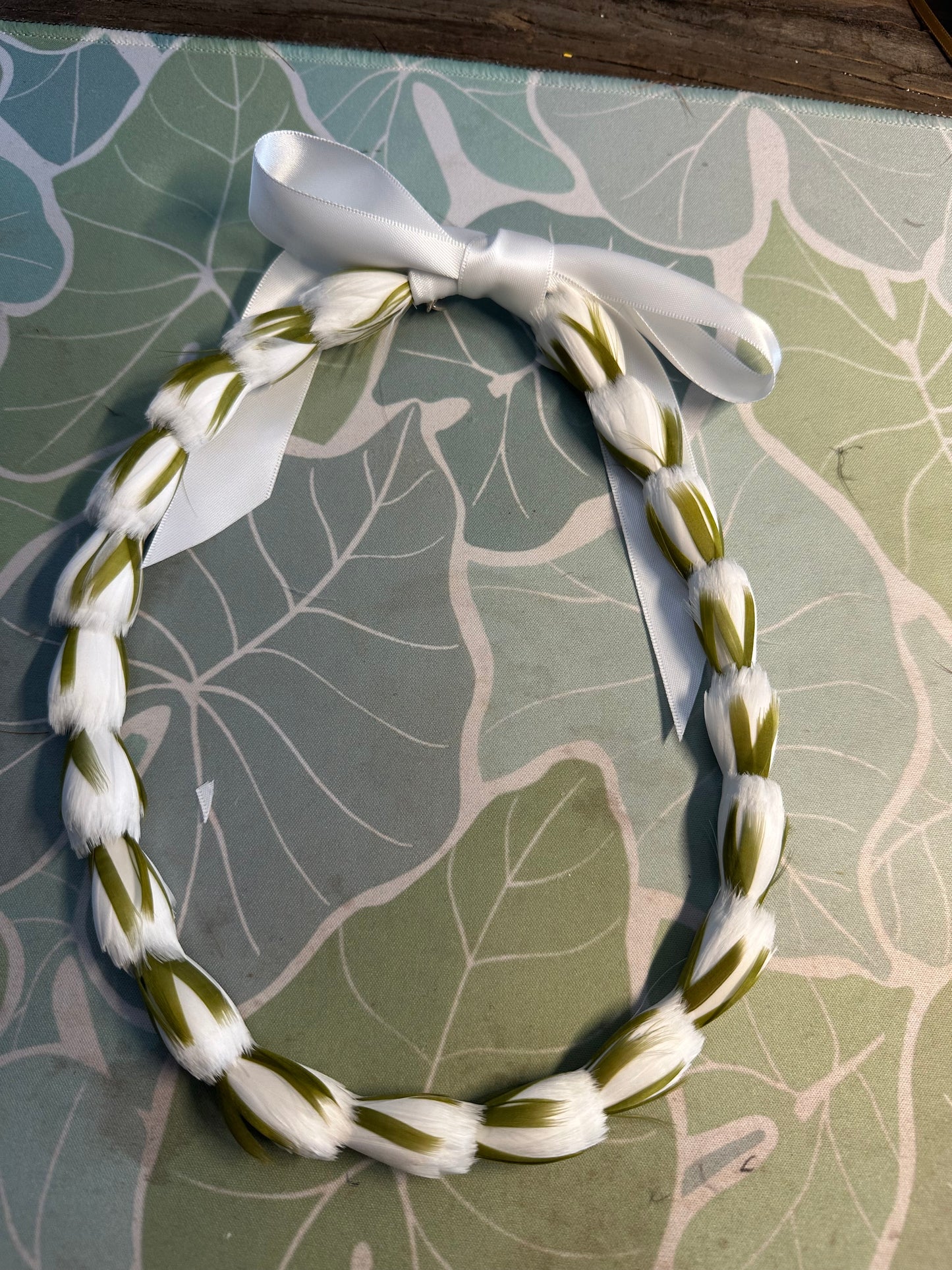Lei hulu Lokelani (rose lei)
