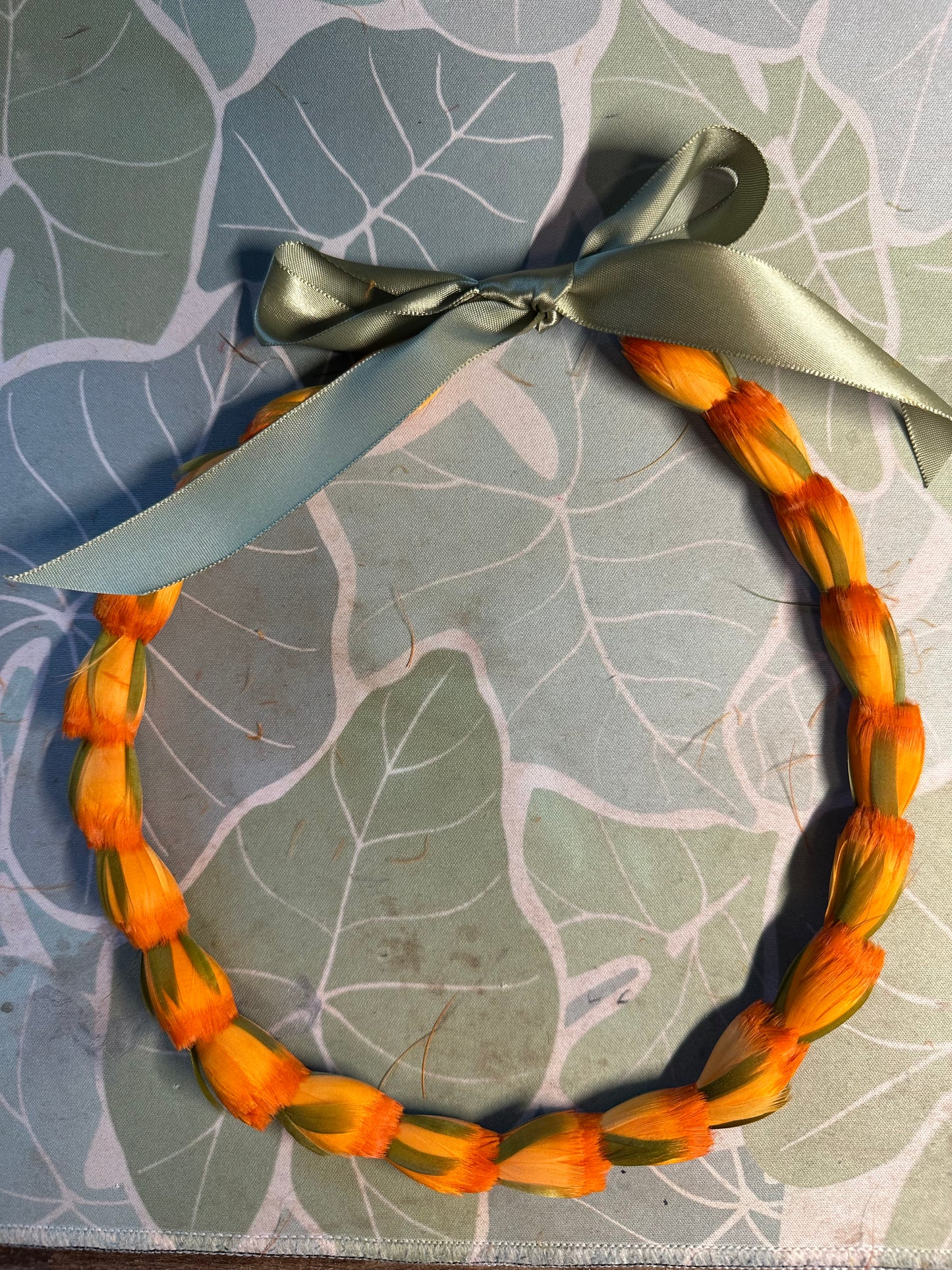 Lei hulu Lokelani (rose lei)