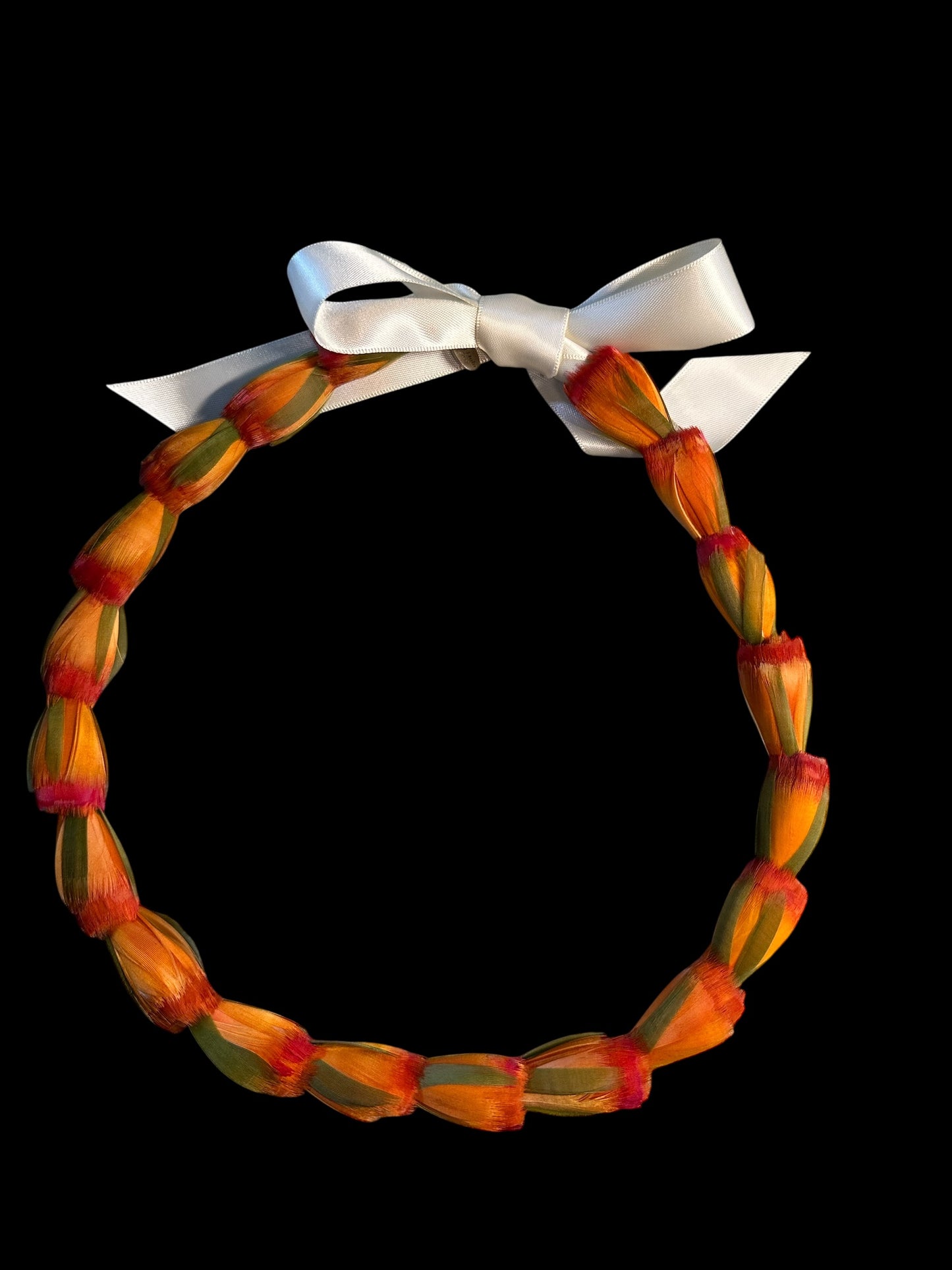 Lei hulu Lokelani (rose lei)