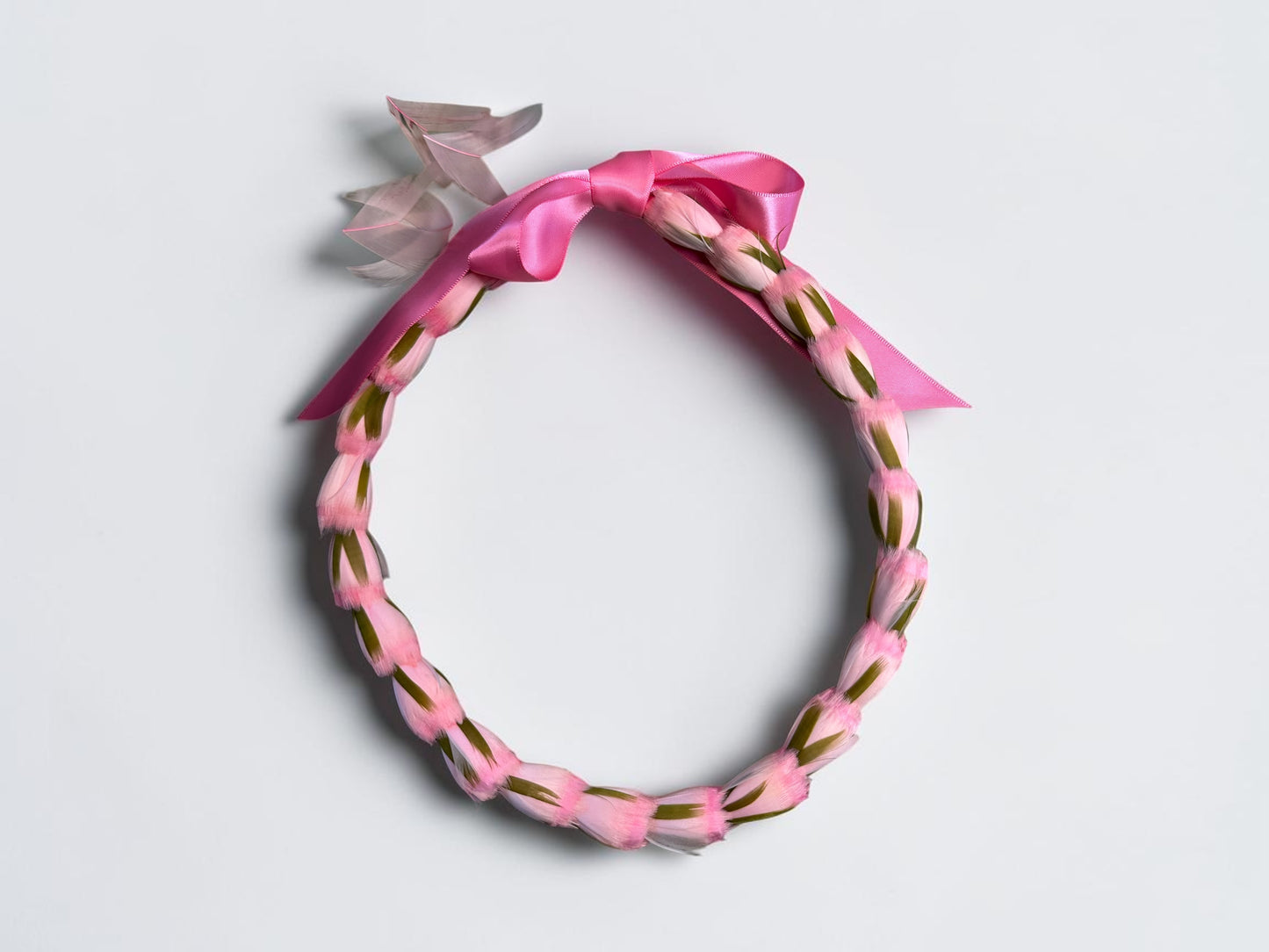 Lei hulu Lokelani (rose lei)